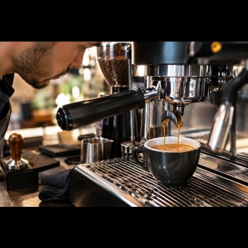 Cafeaua arată perfect, dar are gust amar? 7 indicii care îți spun ce nu funcționează la espresso